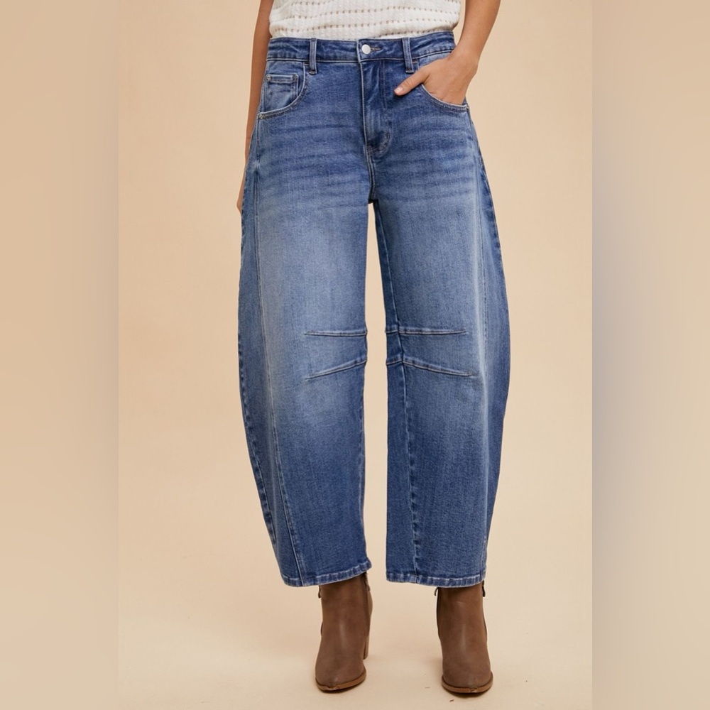 🔥SOLD OUT! Annie Wear Mid Rise Barrel Leg Jeans with Pockets